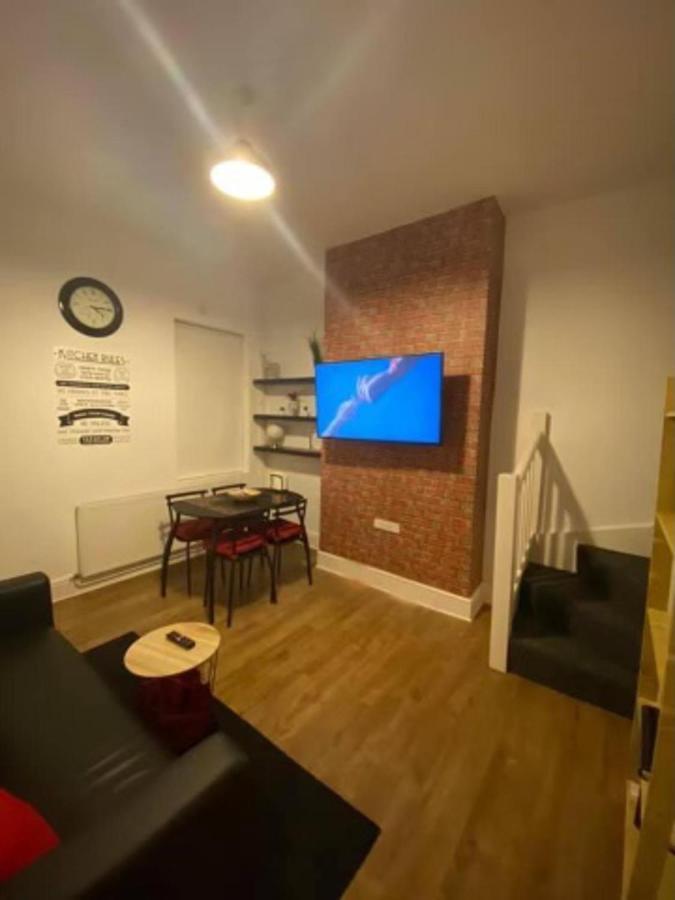 Spacious Four Bedroom Home 3 Bathrooms - Coventry Exteriér fotografie